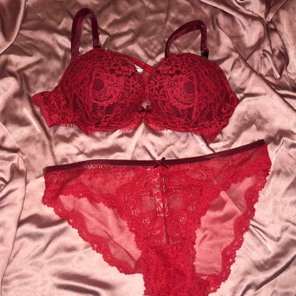Red bra with underwear size: small never used!!